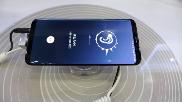 Galaxy S10 sẽ bỏ loa ngoài, truyền âm thanh qua màn hình điện thoại?