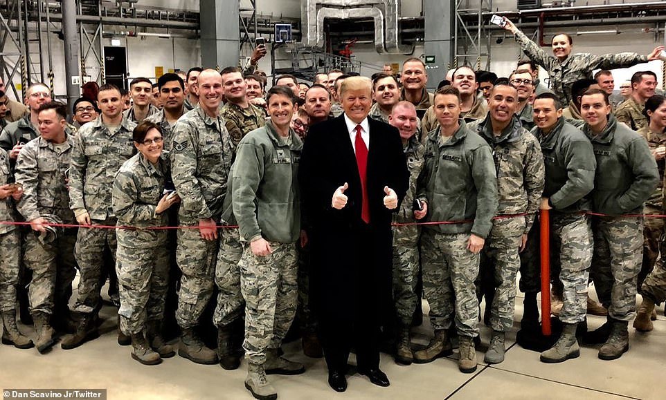 Không báo trước, ông Trump ghé thăm lính Mỹ ở Đức