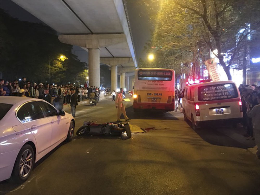 Nữ sinh ĐH Quốc gia bị xe buýt cán tử vong trên đường Xuân Thủy