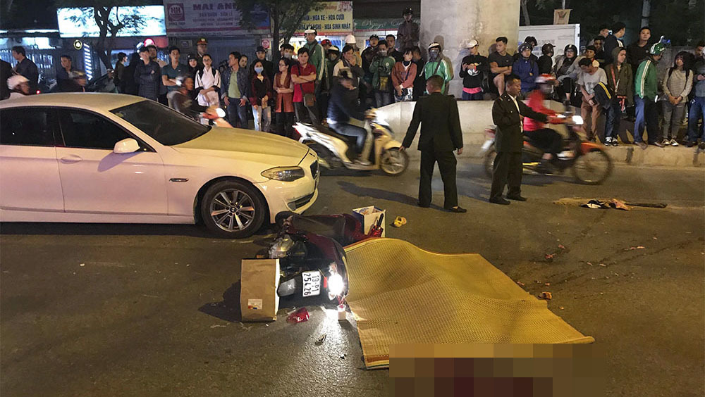 Ngã ra đường sau va chạm BMW, nữ sinh bị xe buýt cán tử vong