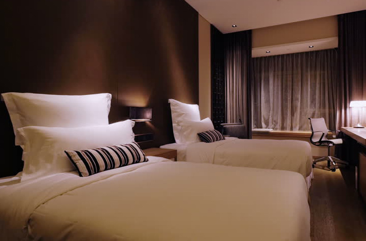 Bí mật những chiếc gối và ga trải giường trắng trong khách sạn