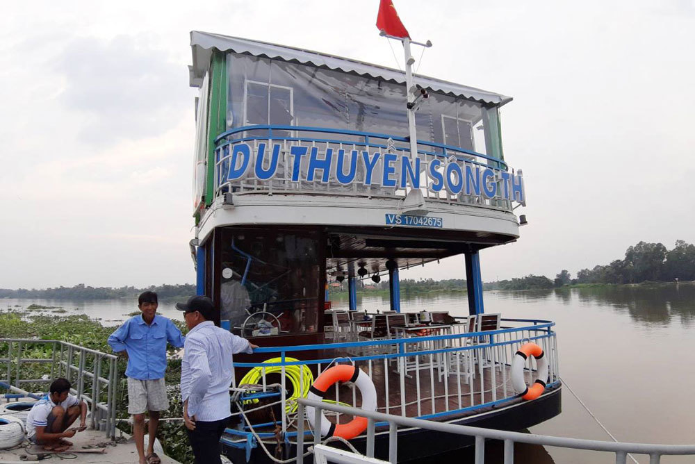Du thuyền không phép ngang nhiên lập bến, chở khách trên sông Sài Gòn