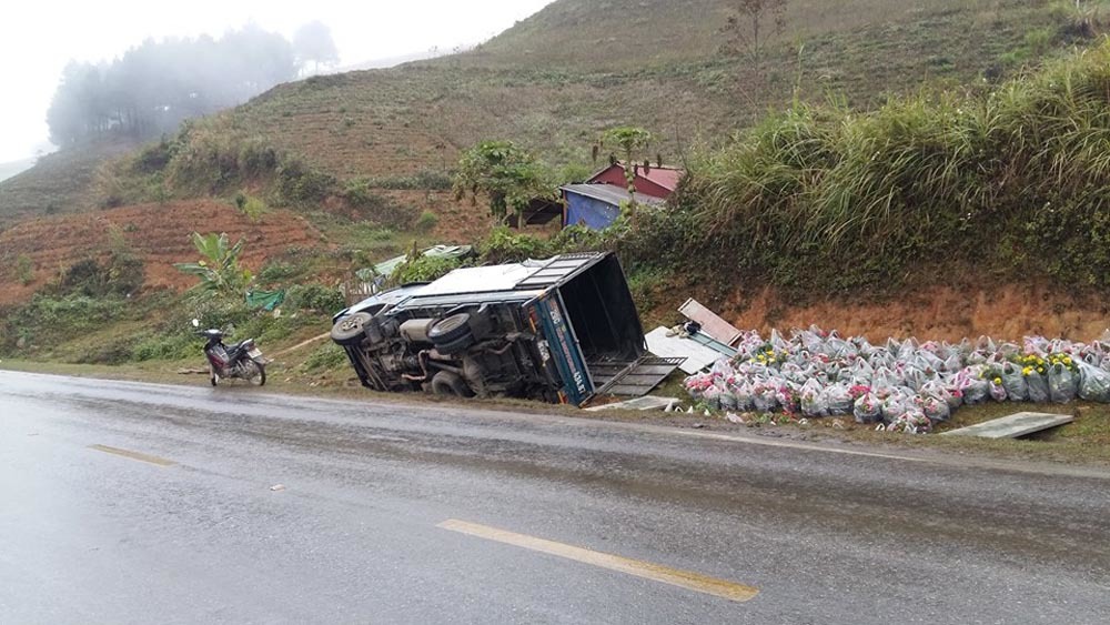 Sơn La: Xe tải lật như ngả rạ trên QL6 do trời mưa mù