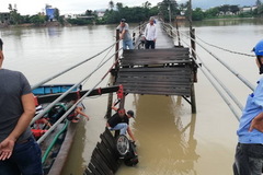 Nha Trang: Sập cầu, 3 người đi xe máy rơi xuống sông