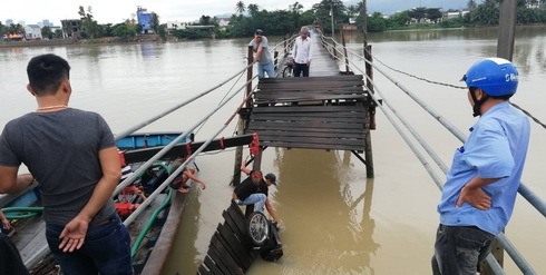 Nha Trang: Sập cầu, 3 người đi xe máy rơi xuống sông