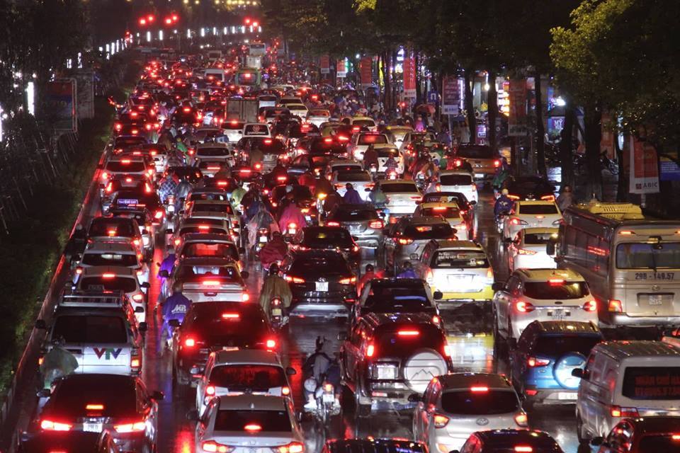 Tê liệt trong mưa rét, nhích từng mét chào Hà Nội về quê 4 ngày