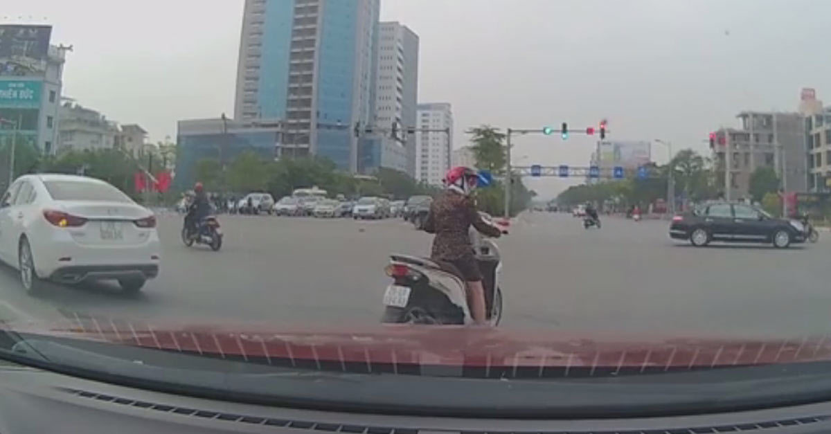 Xe máy tạt đầu: Nỗi ám ảnh kinh hoàng của tài xế ô tô