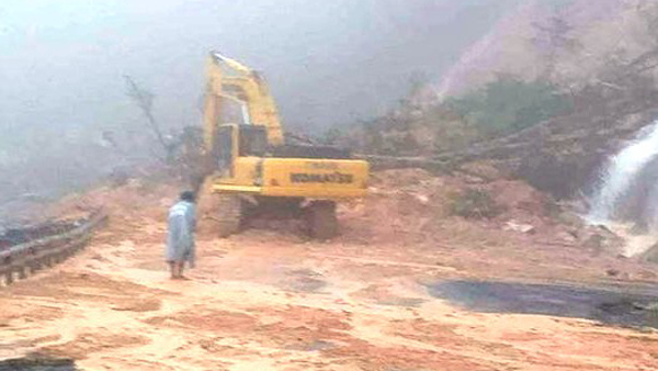 Sạt lở nghiêm trọng, hơn 11.000m3 đất đá lấp đường Nha Trang - Đà Lạt