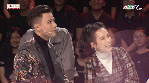 Thúy Ngân ngại ngùng khi được Trần Anh Huy quỳ gối khen ngợi