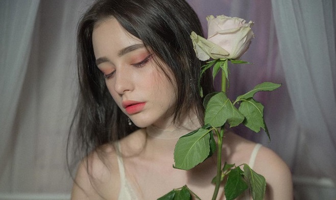 Hot girl Nga có hơn một triệu fan trên mạng vì xinh như búp bê