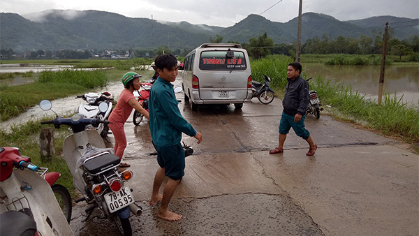 Cố lội qua đập tràn nước sâu, người đàn ông bị cuốn trôi