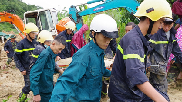 Sạt lở núi, đè sập nhà vùi chết 3 mẹ con bà cháu ở Khánh Hòa