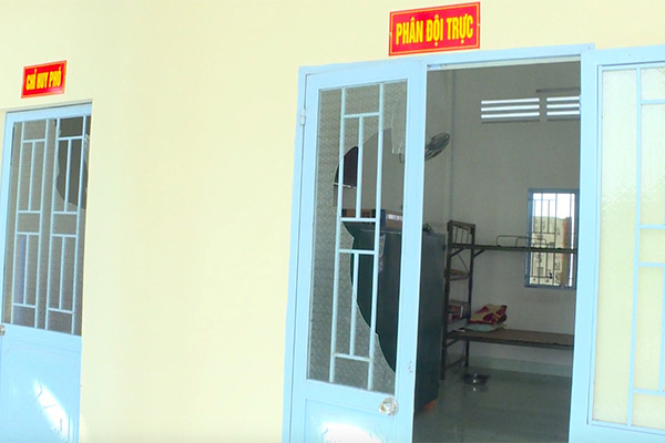 Nhóm thanh niên cầm hung khí vây ráp, đập phá trụ sở công an