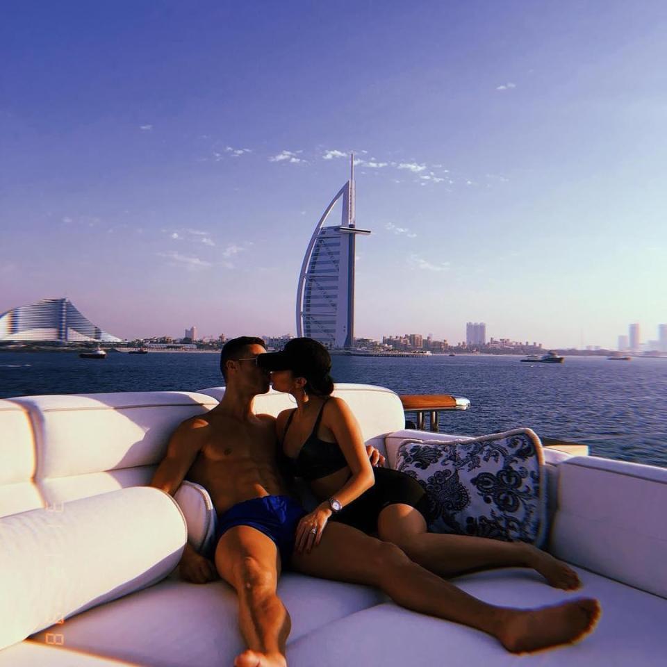 Ronaldo hôn bồ yêu đón năm mới cực 'nóng' ở Dubai