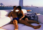 Ronaldo hôn bồ yêu đón năm mới cực "nóng" ở Dubai