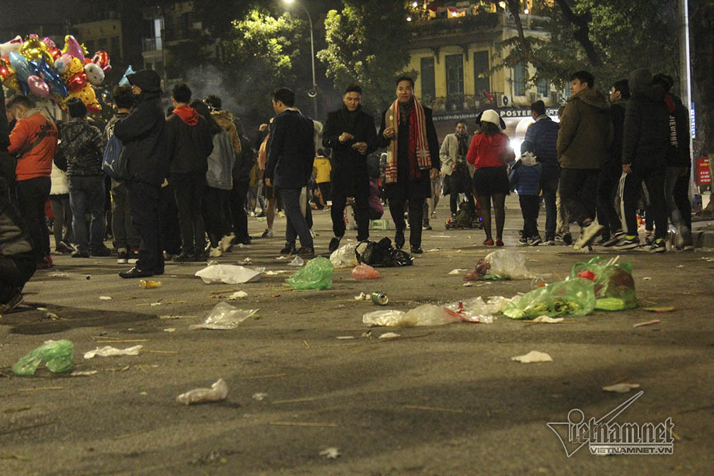 Cảnh đầu năm 2019, phố đi bộ hồ Gươm như cuộc tàn bàn nhậu