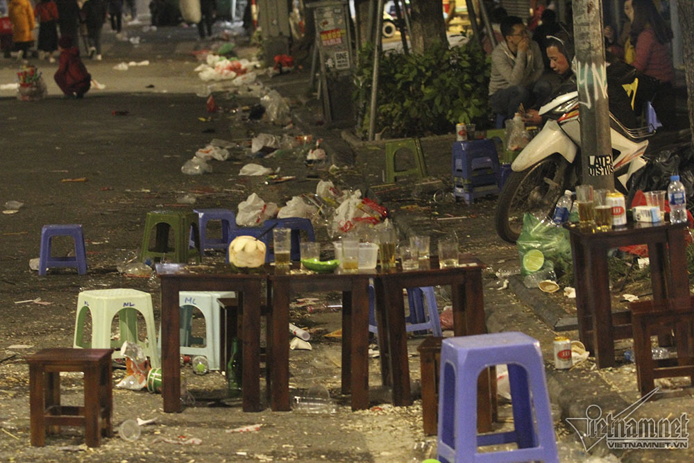 Cảnh đầu năm 2019, phố đi bộ hồ Gươm như cuộc tàn bàn nhậu