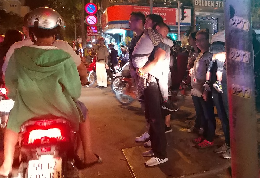 Đi xem pháo hoa, người Sài Gòn ngủ gục giữa dòng xe kẹt không lối thoát