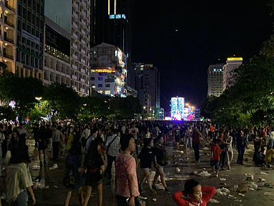Rác ngập phố đi bộ Nguyễn Huệ sau màn bắn pháo hoa chào năm mới 2019