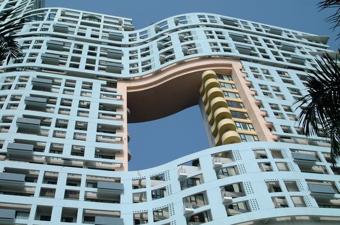 Bí mật ẩn giấu sau những 'lỗ hổng lạ lùng' trên chung cư cao cấp