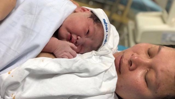 Xúc động ngắm bé yêu đầu tiên chào đời năm 2019 tại BV Phụ sản TW