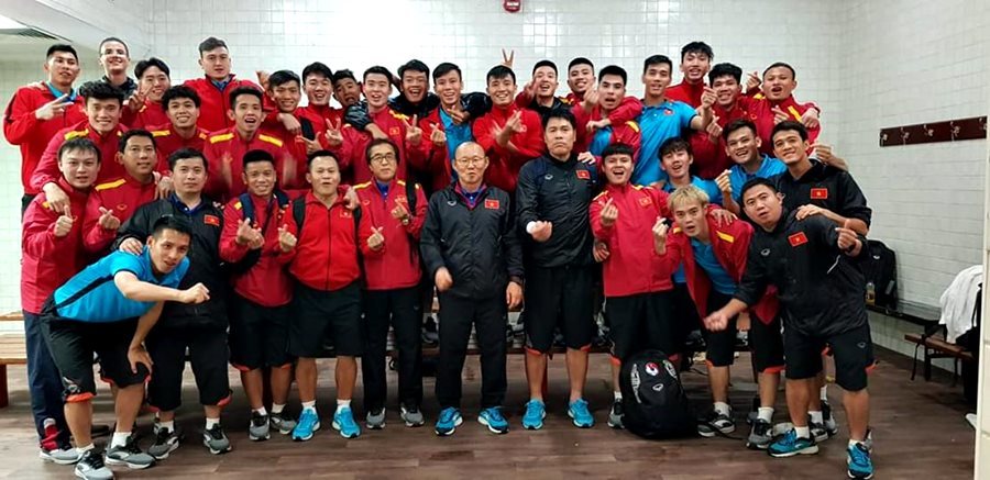 Thầy trò HLV Park Hang Seo gửi lời chúc mừng năm mới tới NHM