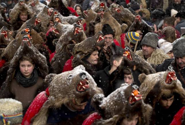 Lễ diễu hành kỳ lạ đón năm mới ở Romania