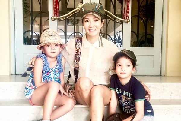 Mẹ con Diva Hồng Nhung đi Campuchia mừng năm mới