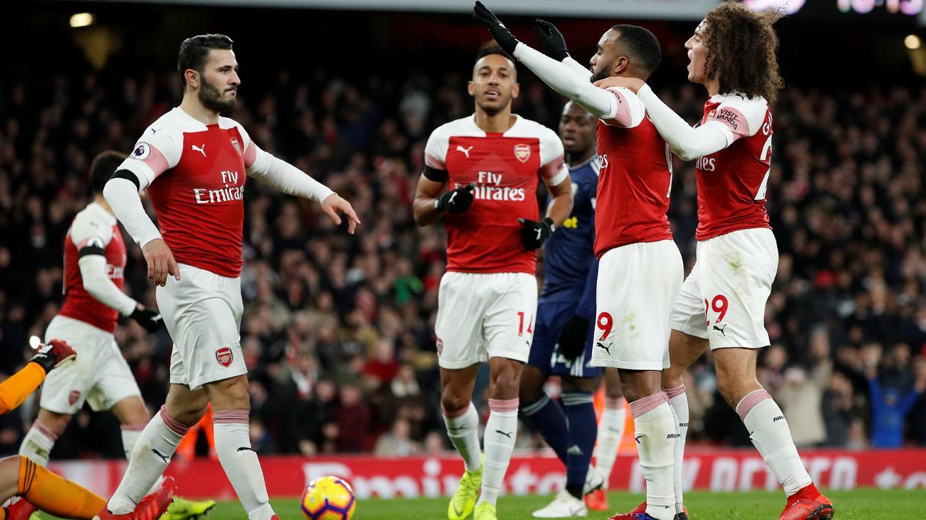 Hàng công bùng nổ, Arsenal đại thắng chào năm mới