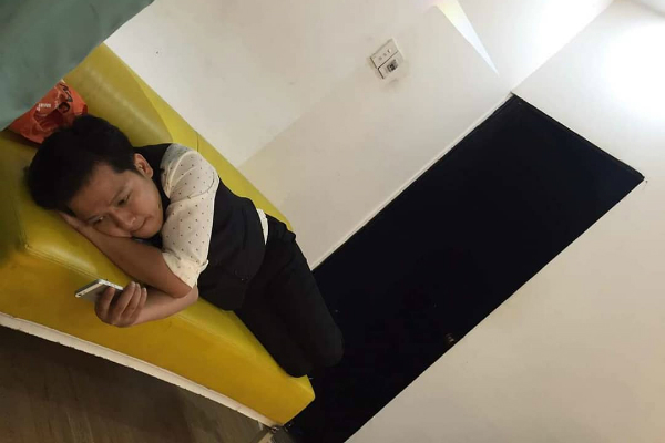 Không đi du lịch với Nhã Phương, Trường Giang nằm nhà nghịch điện thoại