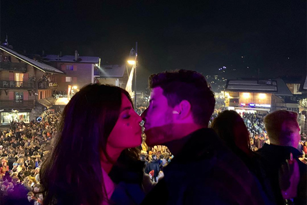 Hoa hậu Thế giới và ông xã kém 10 tuổi hôn nhau say đắm đón năm mới