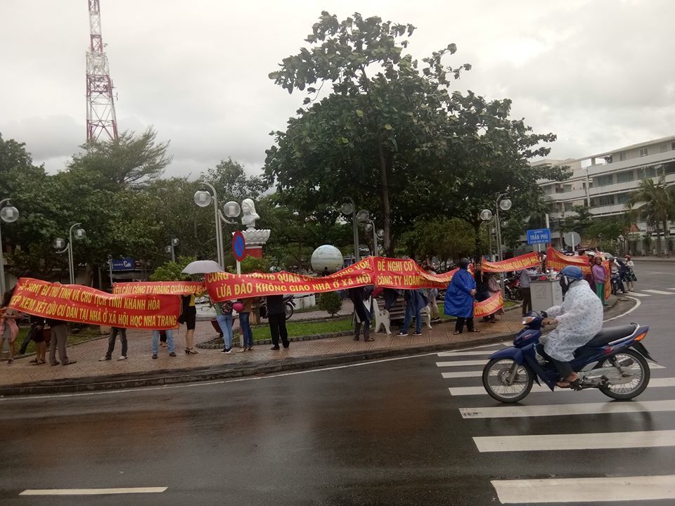 Nha Trang: Dân ùn ùn căng băng rôn đòi nhà sát Tết
