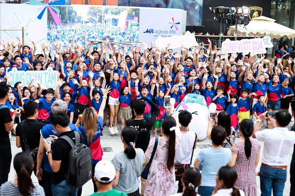 Hơn 100 gia đình Việt nhảy flashmob ‘Cùng gắn kết’