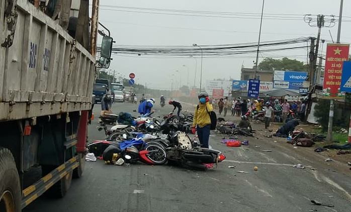 Long An: Xe container cuốn hàng chục xe máy vào gầm, 4 người chết