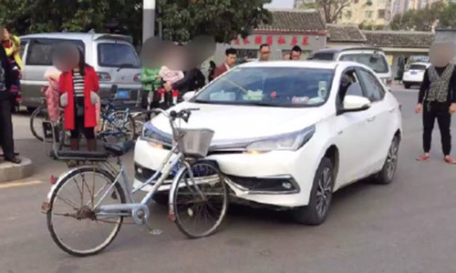 Hi hữu: Xe đạp tông móp đầu Toyota Corolla Altis