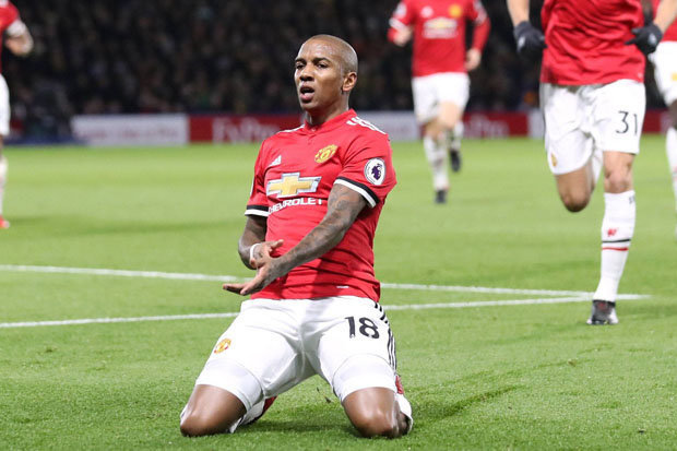 Ashley Young rời MU, Chelsea nổ