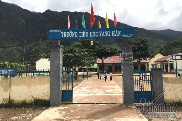 Hiệu trưởng chặn tiền ăn của học sinh chia cho giáo viên