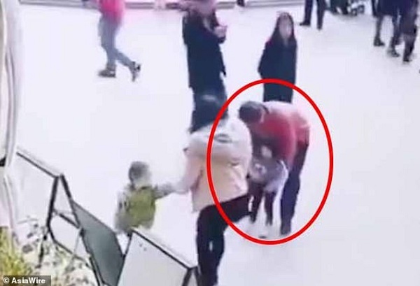 Bắt cóc bé gái hai tuổi ngay trước mắt người thân