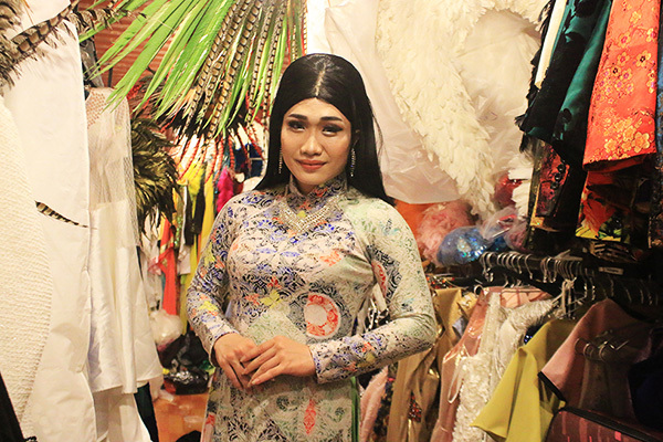 Bí mật quá khứ đau đớn của 'cô đào chuyển giới' Sài Gòn