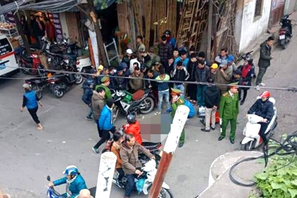 Người đàn ông mặc áo Grab tử vong giữa phố Hà Nội