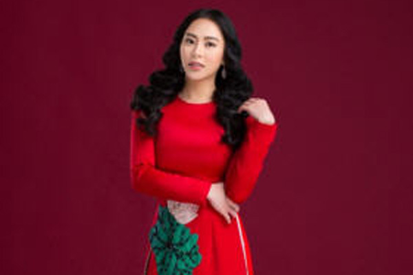 Thu Hoàng dịu dàng trong bộ áo dài truyền thống