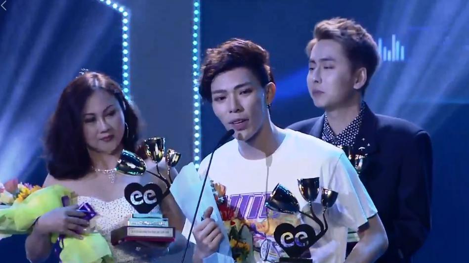 Đông Nhi đoạt Ca sĩ của năm, Bích Phương thắng lớn nhờ 'Bùa yêu'