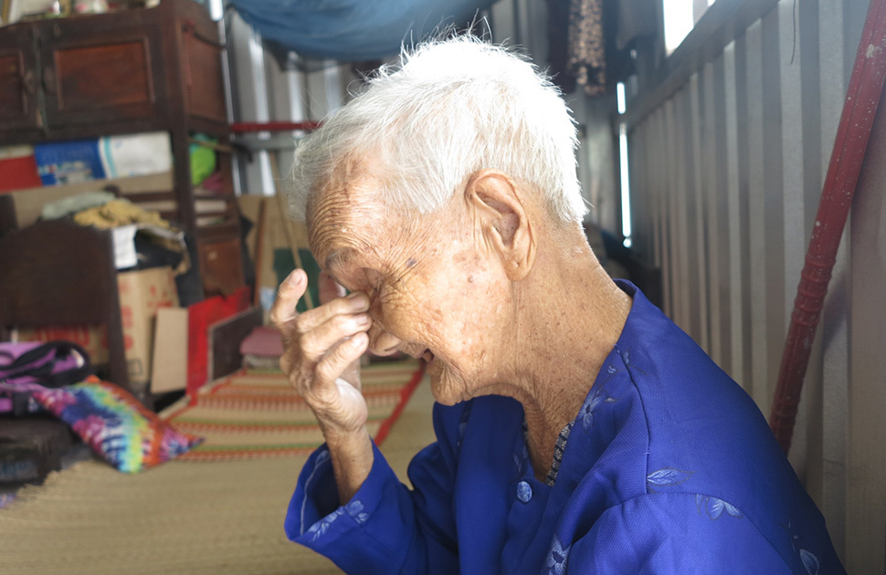 Bà lão Sài Gòn tuổi 84 mỏi mòn nơi góc vườn tìm con gái đi lạc