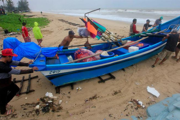 Sợ bão, hàng ngàn du khách bỏ chạy khỏi các đảo Thái Lan