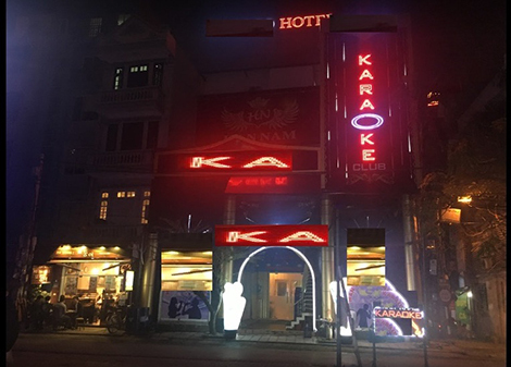 Đốt tiền vui hết nấc ở quán bar '3 không' giữa Hà Nội