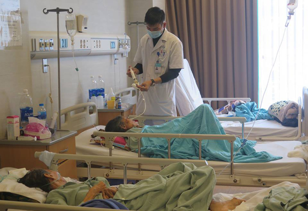 Bệnh nhân nặng dồn dập nhập viện do rét đậm, BV may 500 áo ấm