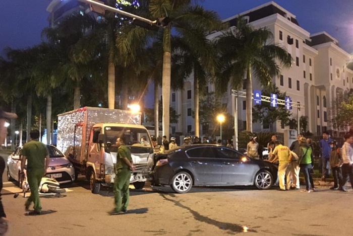 Xe tải tông loạt ô tô, xe máy dừng đèn đỏ ở Đà Nẵng