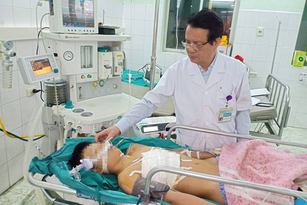 Đập ngực vào vỉa hè, bé trai Tuyên Quang đứt động mạch phổi