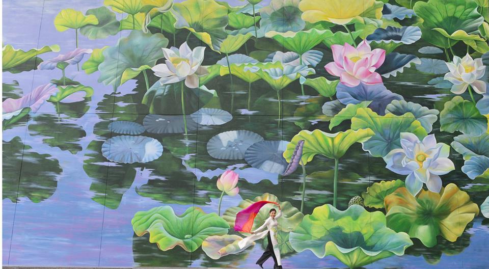 Chiêm ngưỡng hai bức tranh sen khổng lồ mới xuất hiện ở Hà Nội