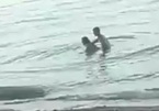 Cặp đôi thản nhiên 'làm chuyện ấy' ngay tại bãi biển công cộng